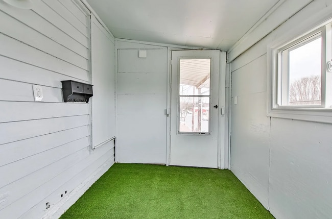 Building Photo - Beautifully Renovated 2-Bedroom, 1-Bath Apartment Move-In Ready!