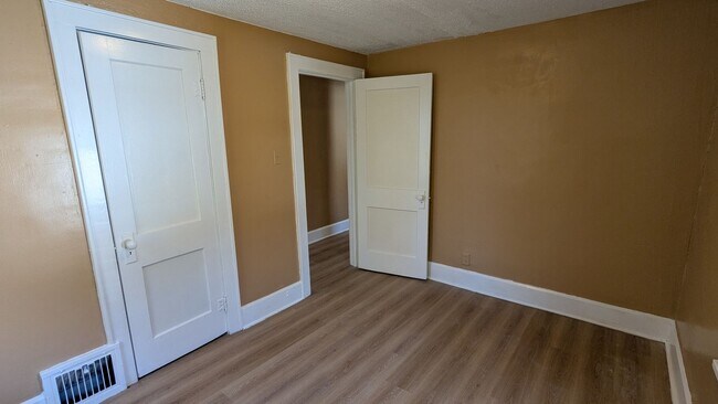 Building Photo - A charming 3-bedroom, 1.5-bathroom home located in the vibrant city of Akron