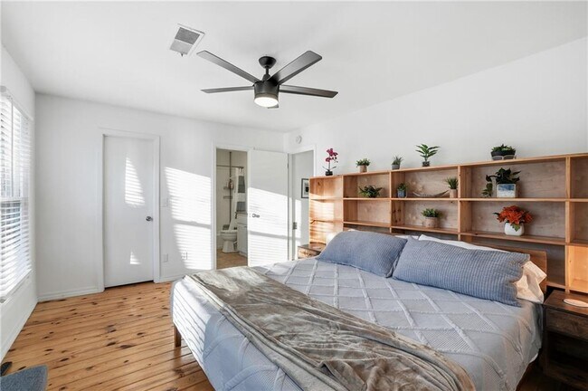 Building Photo - 10 Dogwood Dr