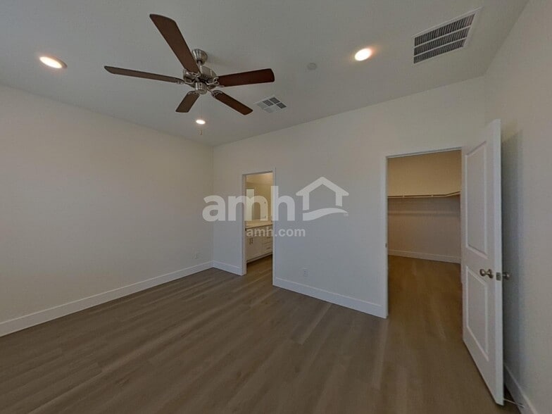 Building Photo - 893 English Primrose St