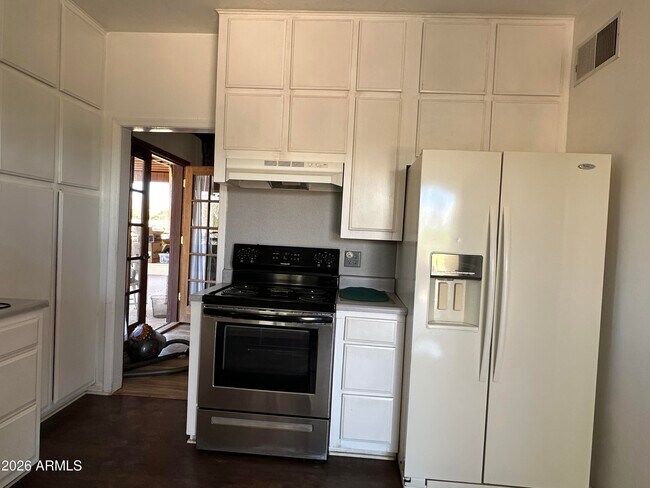 Building Photo - 1328 E Maddock Rd