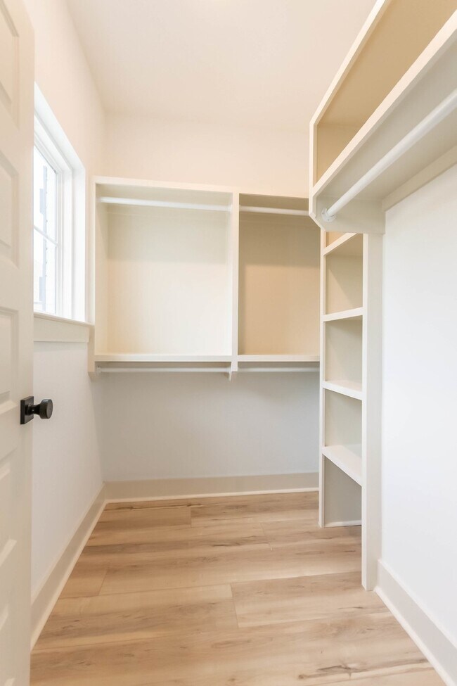 Building Photo - 2 Bed 2.5 Bath End Unit Townhome!
