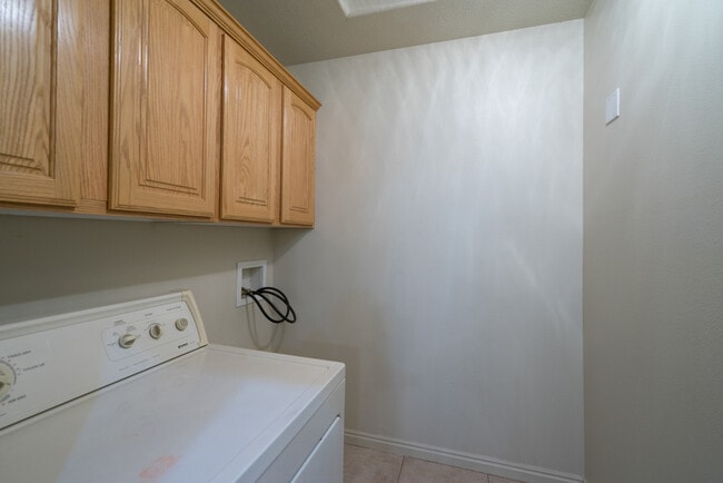 Building Photo - Open Five bedroom, three bath townhome for...