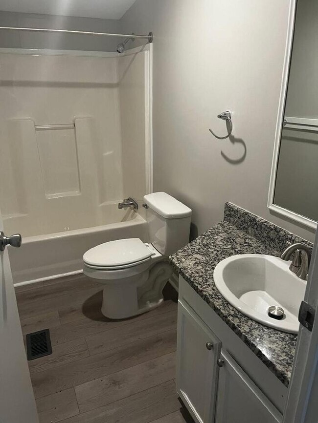 Building Photo - 4 Bedrooms 3 Bath