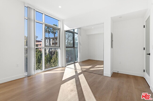 Building Photo - 164 Chestnut St