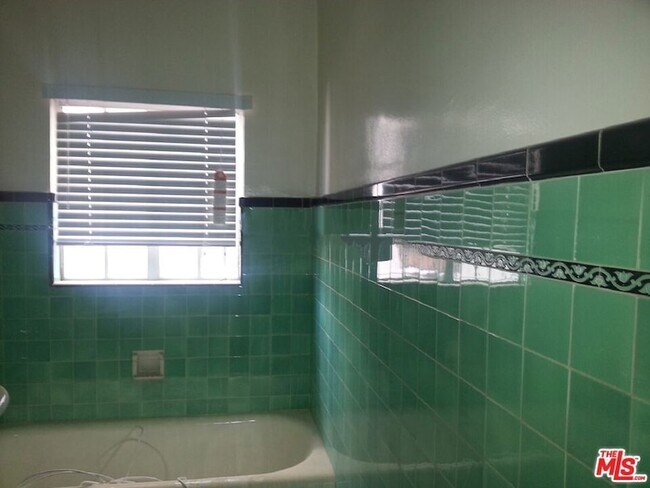 Building Photo - 570 N Rossmore Ave