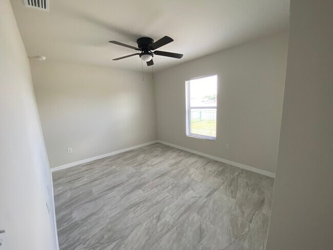 Building Photo - 29 SE 15th Ave