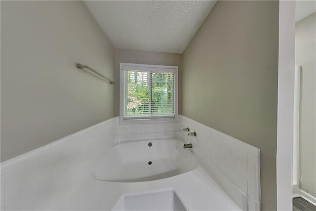 Building Photo - 1621 Omie Way