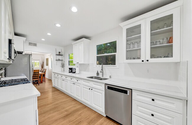 Building Photo - 7700 Oakdale Ave