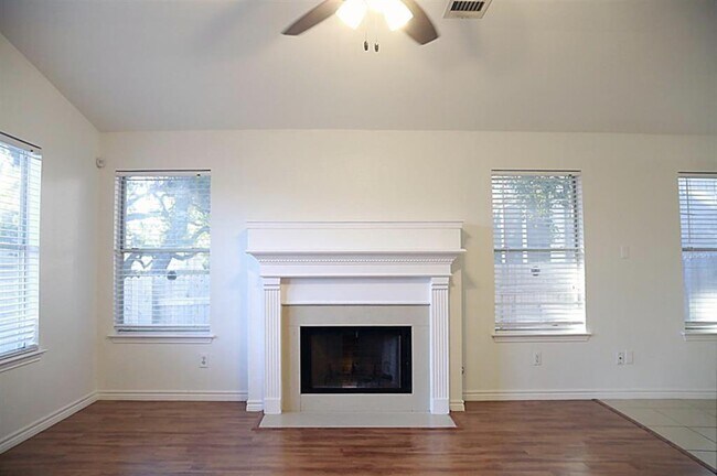 Building Photo - 805 Settlement St