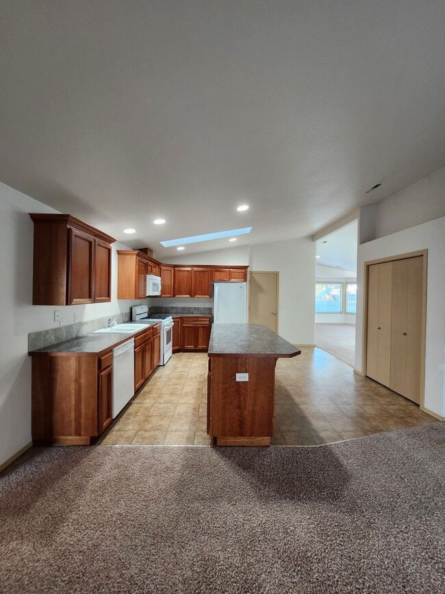 Building Photo - Spacious 3 bedroom/2 bath on Cul-de-Sac, 3...