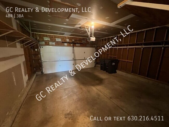 Building Photo - ***MUST SEE! 4 BDRM / 2.5 BTH / LARGE CORN...