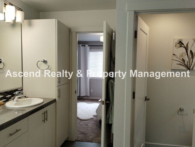 Building Photo - Like New 4 Bed Beauty Full Bed & Bath on M...