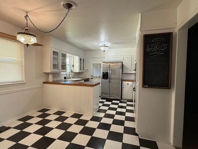 Building Photo - Spacious 4BR House in Tulsa