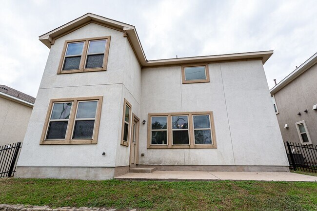 Building Photo - 3 Bedrooms, 2.5 Bathrooms – Stylish and Co...