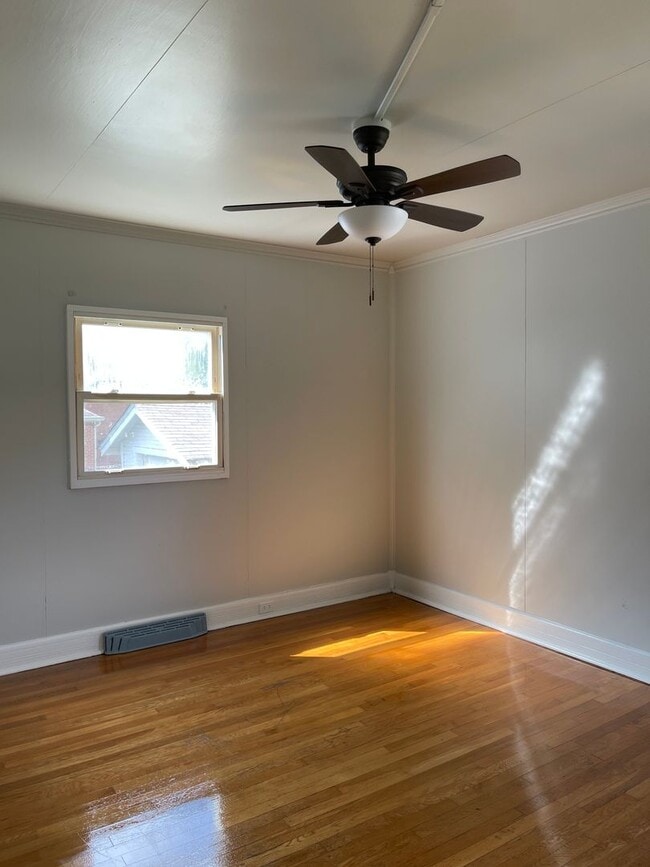 Building Photo - 2-3 Bed Home Available on Quiet Street Newly Renovated!!!