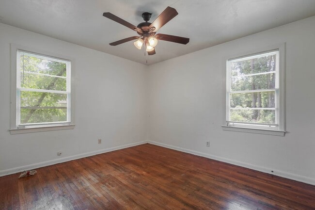 Building Photo - 4 bed 2 bath house, Walk to Stadium!! Available July 2026