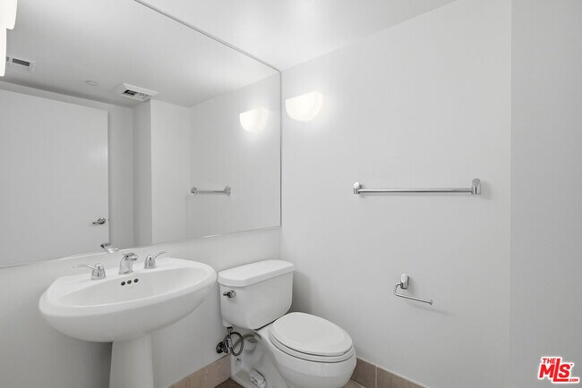 Building Photo - 13600 Marina Pointe Dr