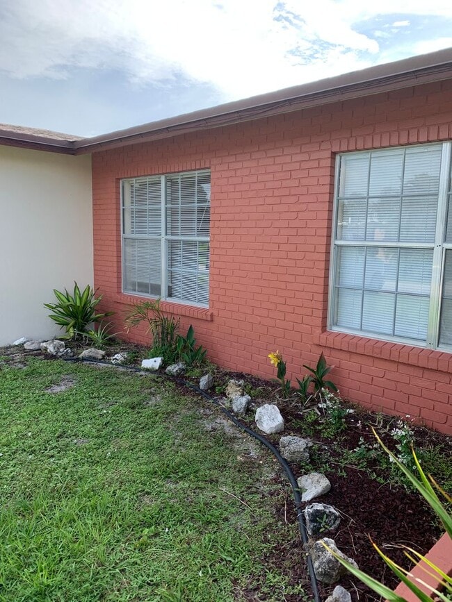 Building Photo - 3/2/1 RENTAL HOUSE IN THE RIVER PARK AREA.