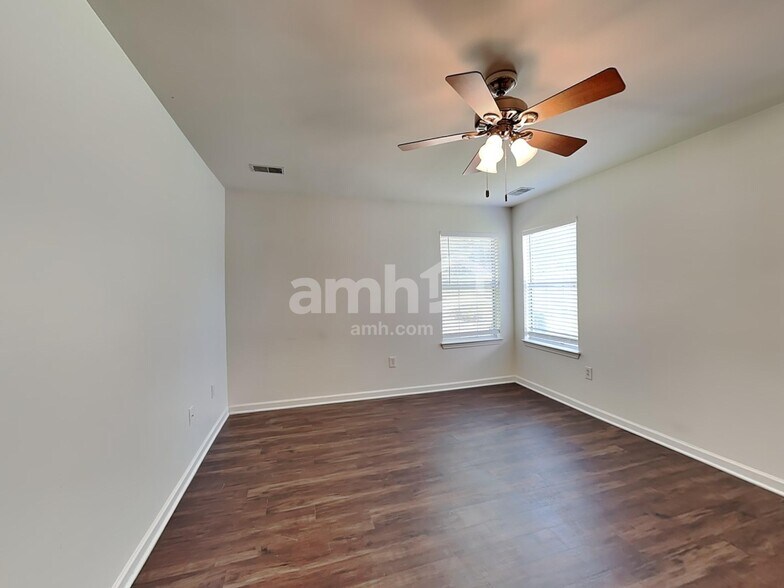 Building Photo - 16 Hawkesbury Rd