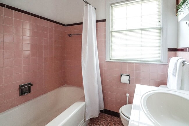 Building Photo - Nice Midtown Bungalow