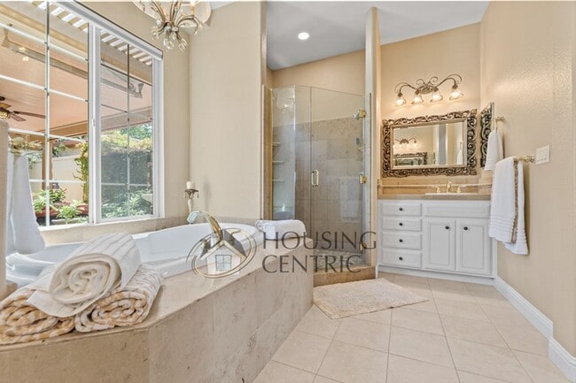 Building Photo - Executive Gated Serrano Golf-Course Home with Views of the 16th Hole!