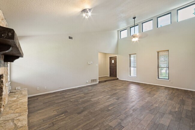 Building Photo - BEAUTIFUL 3-BEDROOM, SINGLE STORY HOME IN HIDDEN FOREST