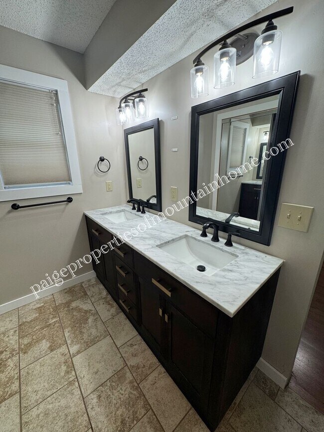 Building Photo - Charming 3 Bedroom, 2 Bath Home with Sunroom, Garage & Privacy-Fenced Yard
