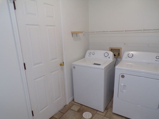 Building Photo - Nice 3 Bedroom 2 Bathroom House In South C...