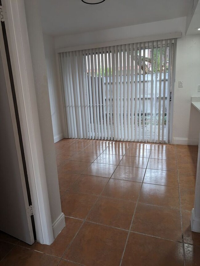 Building Photo - Spacious 2 Bedrooms near the Millenia Mall...