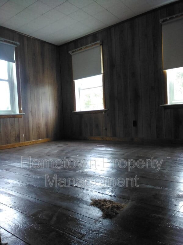 Building Photo - 272 River Rd