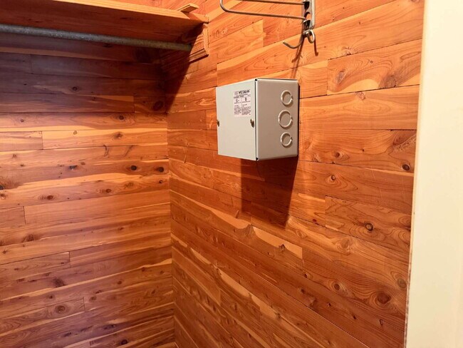 Building Photo - 327 E Rosewood Ave