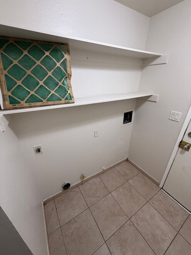 Building Photo - Spacious 2-Bedroom, 1-Bathroom Home in Sou...