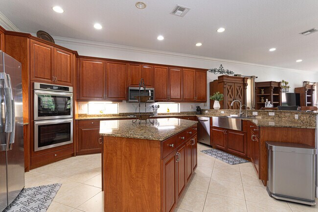 Building Photo - 10703 Versailles Blvd