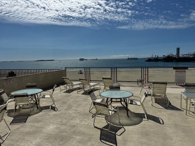 Building Photo - Steps from Alamitos Beach! Modern 1 bed 1 ...