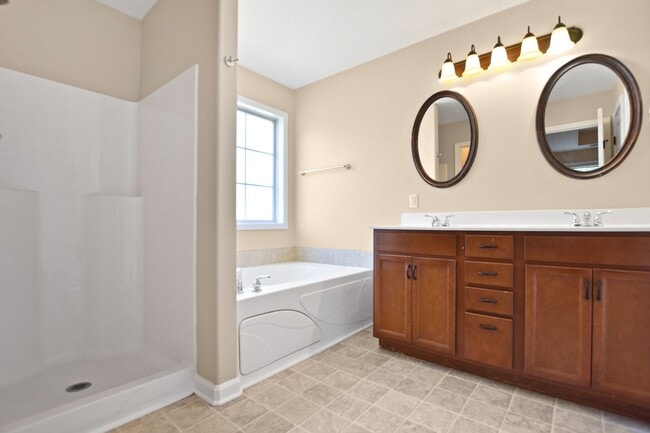 Building Photo - Pet Friendly Three Bedroom!