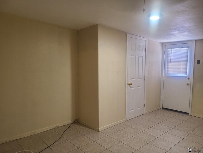 Building Photo - 600 W 20th Pl