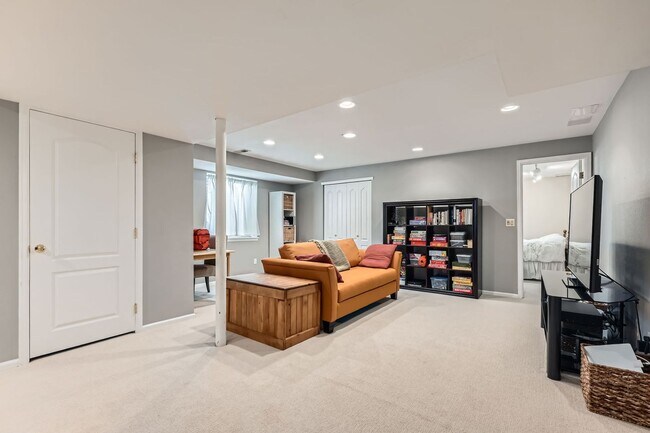 Building Photo - Furnished Downtown Louisville 5BDR Gem