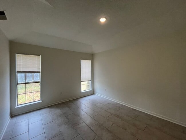 Building Photo - Renovated 2 Bedroom 2 Bath Home for Rent!