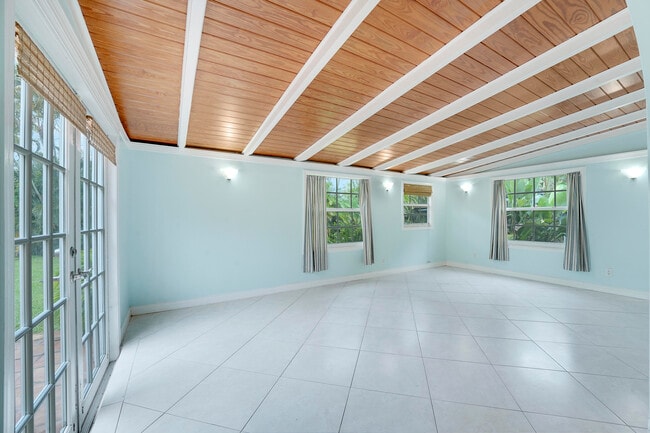 Building Photo - 744 W Ilex Dr