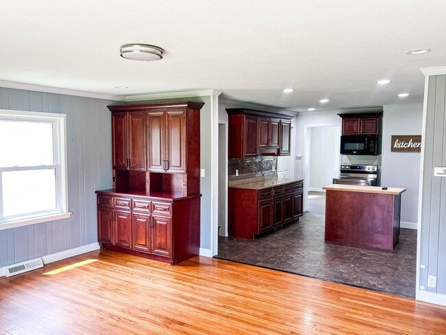Building Photo - 3 BED, 2 BATH SPACIOUS HOUSE IN ST JOSEPH ...