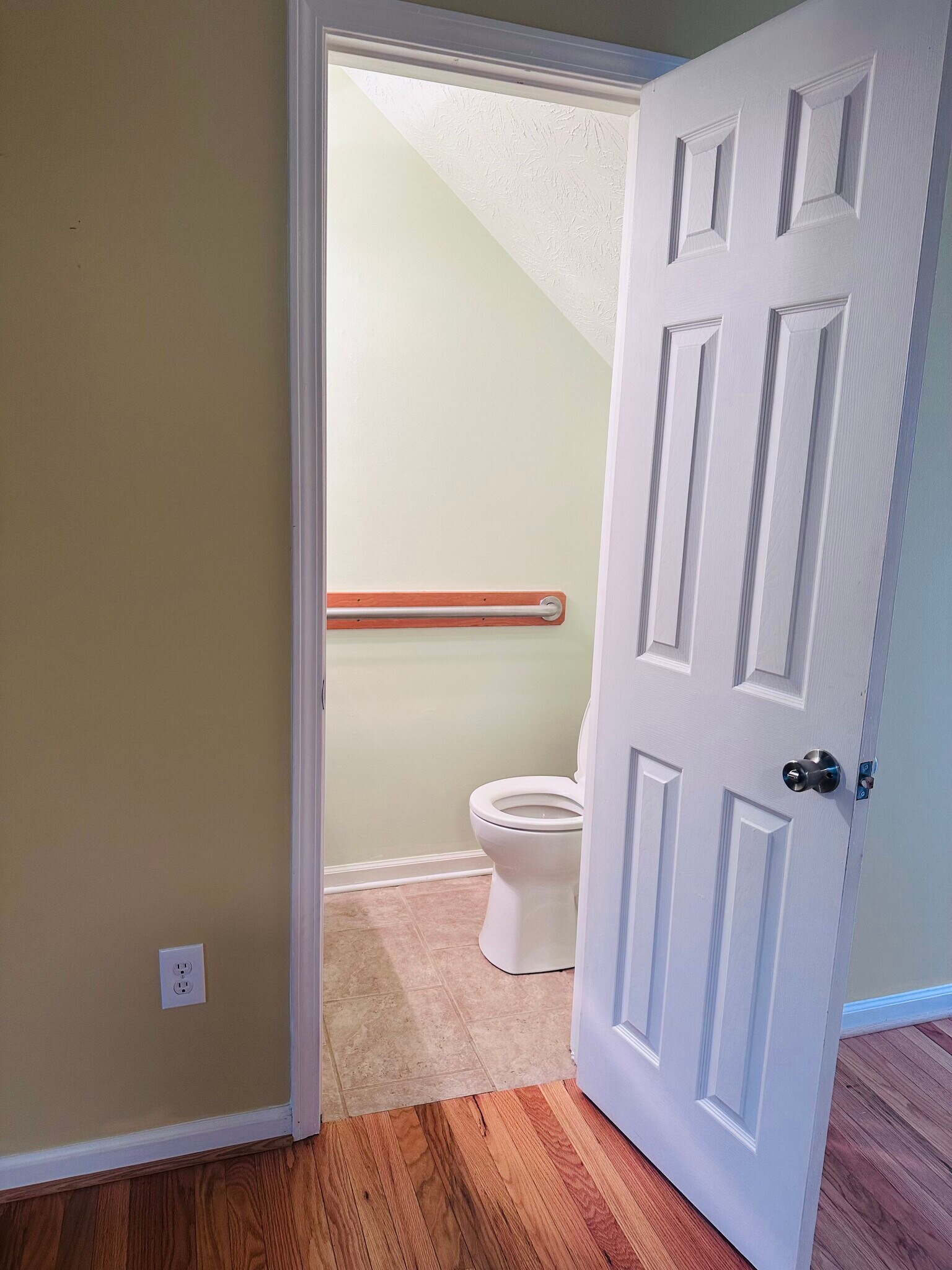 1/2 bath - 817 Wayne Ave NE