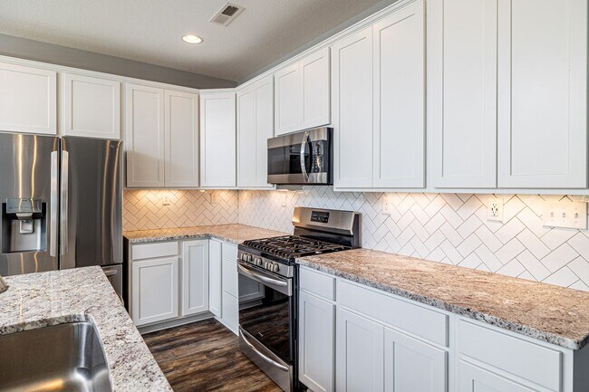 Building Photo - Maryville 37801 - 4 bedroom, 2.5 bath home...