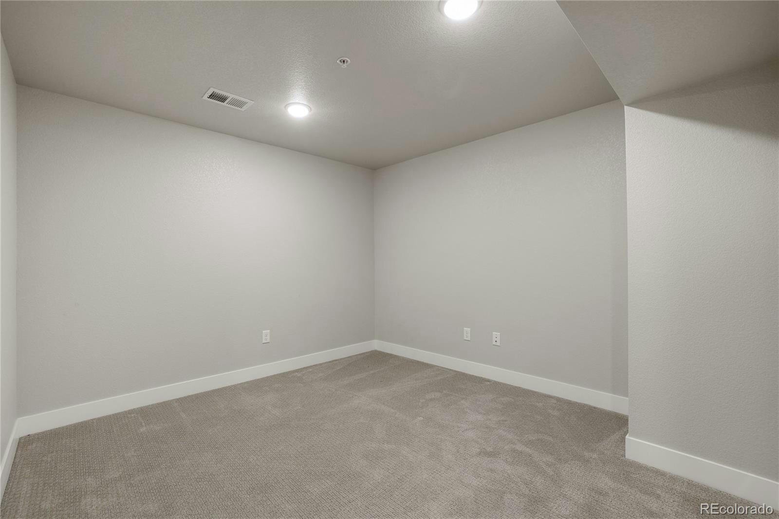Building Photo - 2608 Kansas Dr