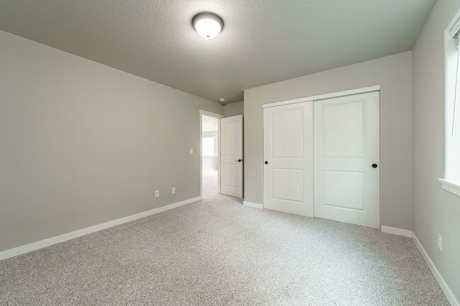 Building Photo - Spacious 4BR Modern Retreat and Luxury Liv...