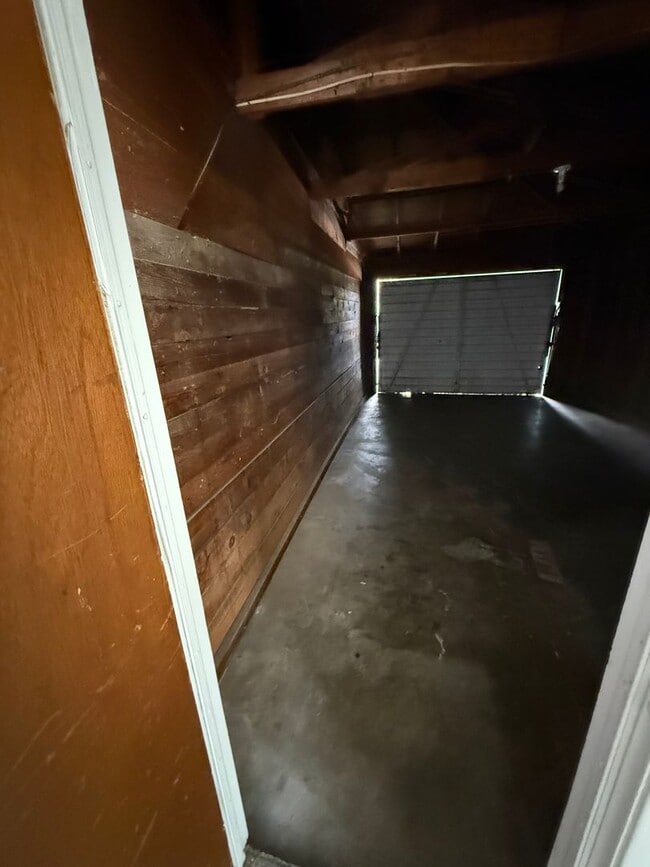 Building Photo - Charming 2x1 With Attached Garage & Backyard!