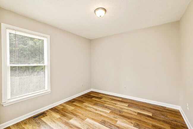 Building Photo - 3 Bed, 2 Bath Home with a Backporch Perfect for Watching Sunsets