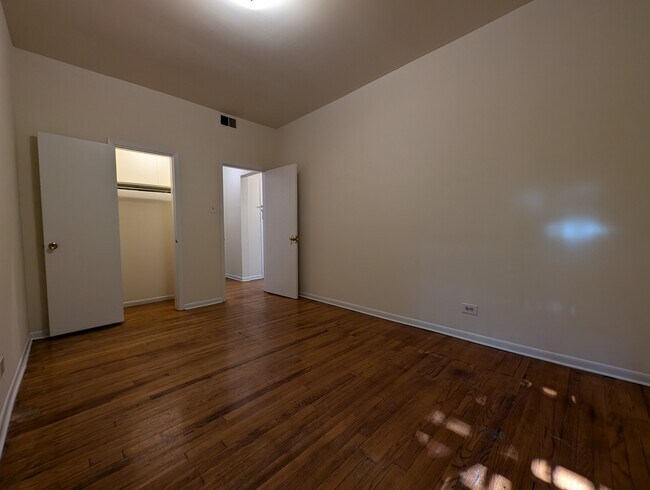 Building Photo - 3147 W Medill Ave