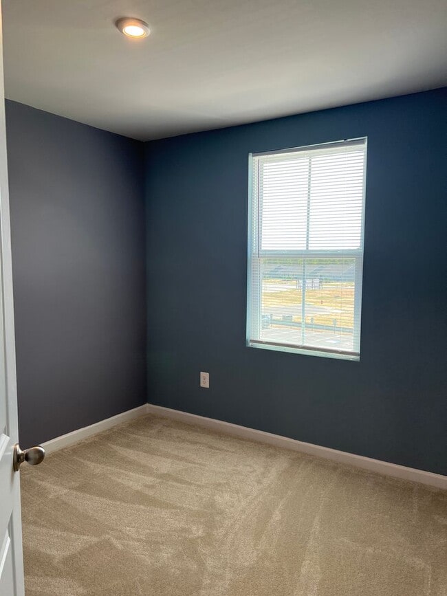 Building Photo - Sought After Pendleton Subdivision