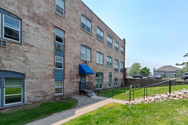 Building Photo - 215 7th St NE